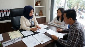 Sesi penandatanganan dokumen pembagian harta gono gini pasca perceraian di hadapan notaris di Indonesia
