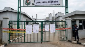 Dampak pencabutan izin usaha perusahaan manufaktur akibat pelanggaran hukum lingkungan hidup di Indonesia