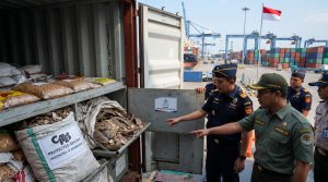 Analisis penegakan hukum antar negara kejahatan perdagangan satwa liar melalui koordinasi Interpol dan pengetatan jalur logistik laut internasional