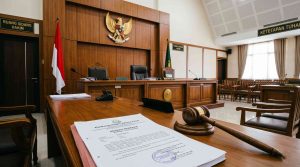 Ruang sidang pengadilan di Indonesia untuk menguji apakah kritik kebijakan publik bisa dipidana pencemaran nama baik