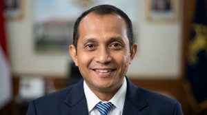 Gambar close-up Prof. Dr. Edward Omar Sharif Hiariej, Wakil Menteri Hukum RI dan Guru Besar Hukum Pidana UGM, tersenyum percaya diri