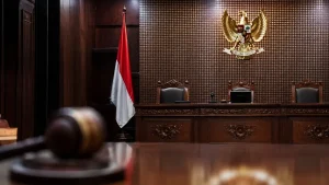 Ilustrasi Ruang sidang Mahkamah Konstitusi yang menggambarkan proses hukum terkait konstitusionalitas pilkada langsung rakyat di Indonesia