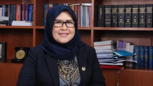 Dr. Elza Syarief, advokat senior dan akademisi hukum bisnis Indonesia, berdiri di ruang kerjanya