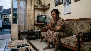 Warga Indonesia mengalami tekanan akibat penagihan pinjaman online ilegal