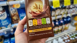 Label Nutri-Level pangan olahan pada kemasan minuman di rak supermarket Indonesia